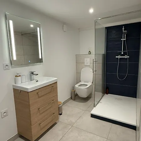 5 Personnes Avec Parking Prive Gratuit Apartment